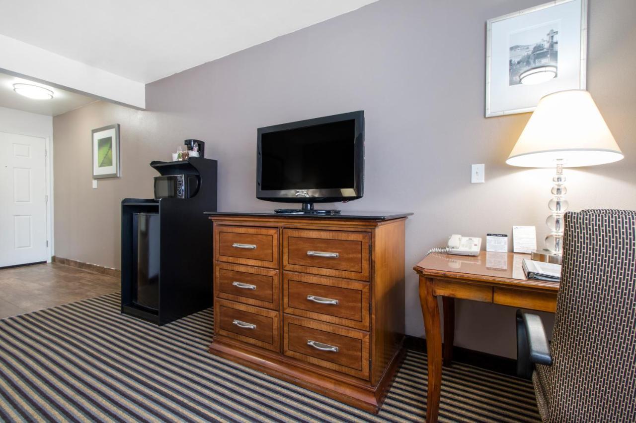 Ramada Bayside Inn & Suites Юрика Екстер'єр фото