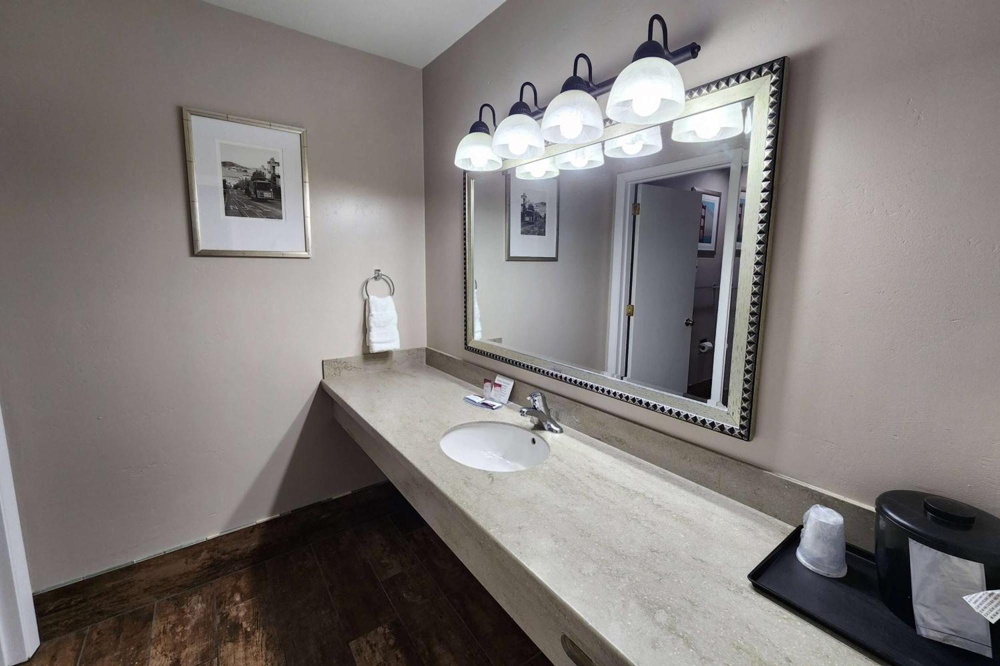 Ramada Bayside Inn & Suites Юрика Екстер'єр фото
